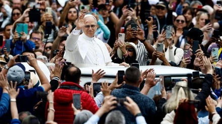 Papa león XIV en medio de los fieles