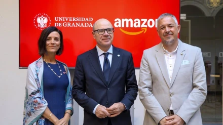 El rector de la UGR, Pedro Mercado, en el centro en la imagen con la vicepresidenta de marketing de Amazon Prime USA, Carmen Nestares, a su derecha