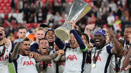 Los jugadores del Tottenham levantan la Europa League en San Mamés