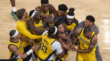 Tyrese Haliburton celebra junto a sus compañeros la victoria de los Pacers en el Madison Square Garden.