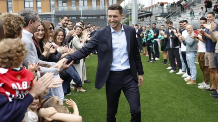 Óscar De Marcos recibe el cariño de su familia, compañeros y trabajadores del club.