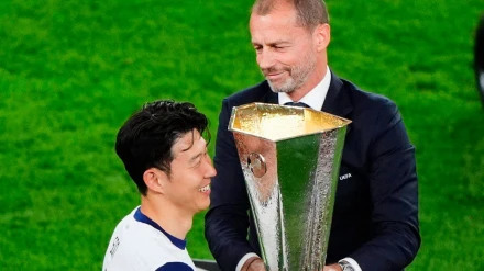 El futbolista coreano recibe el trofeo de Ceferin y como puede verse no lleva medalla.