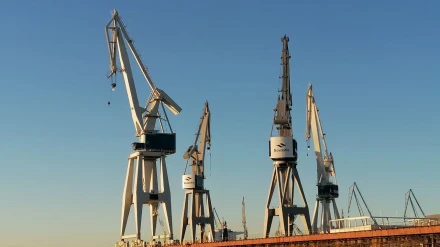 Foto de archivo de grúas en Navantia Ferrol