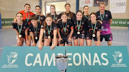 Grupo de Jugadoras posando con el trfeo de campaonas