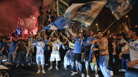 Aficionados del Nápoles celebran el Scudetto de su equipo.