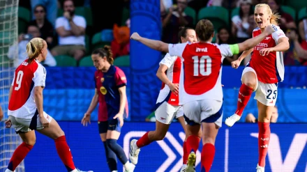 Las jugadoras del Arsenal celebran su gol ante el Barcelona