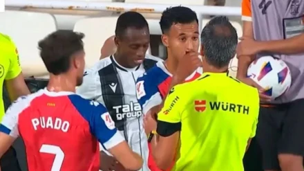 El Hilali hablando con el árbitro del Cartagena - Espanyol de 2023