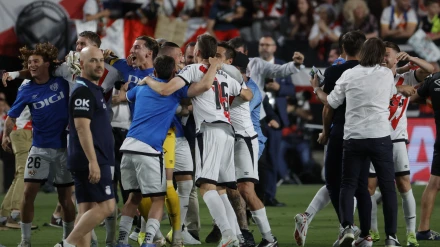 Los jugadores del Rayo celebran la clasificación a Europa