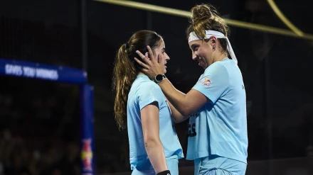 Bea González y Claudia Fernández celebran el título en Paraguay