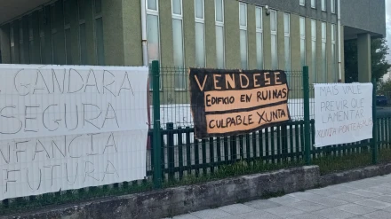 Pancartas colocadas en el cierre exterior del colegio