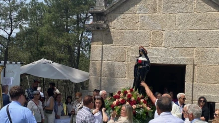 Los fieles inician la procesión en Armeses en el municipio de Maside