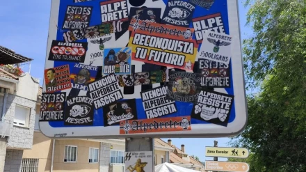 La señalización ha aparecido con pegatinas de simbología nazi y fascista