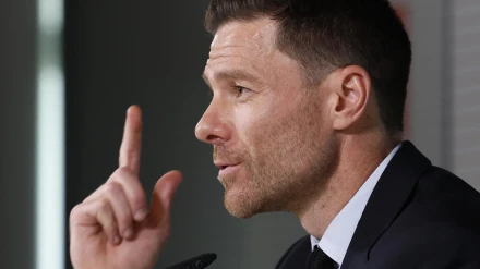 El exjugador del Real Madrid Xabi Alonso es presentado como nuevo entrenador del equipo este lunes en Madrid