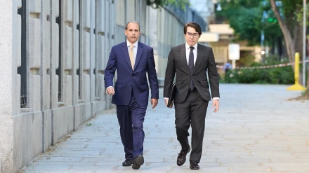 El exabogado de Alberto González Amador, Carlos Neira (i), a su llegada al Tribunal Supremo, a 27 de mayo de 2025, en Madrid (España).