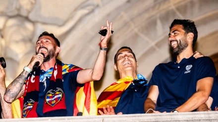 Morales, Andrés e Iborra, en el balcón del ayuntamiento de València
