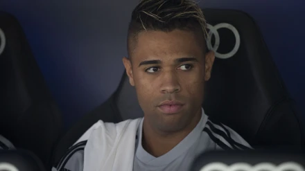 Mariano Díaz, en el banquillo durante un partido con el Real Madrid.