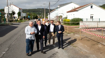 Las autoridades visitaron las obras que está acometiendo la Diputación en A Cabana