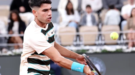 Carlos Alcaraz ya está en la tercera ronda de Roland Garros tras ganar a Maroszan en cuatro sets.