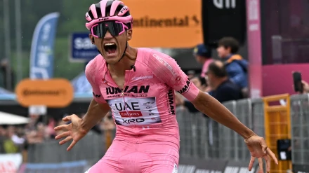 Isaac Del Toro celebra su victoria en la meta de Bormio en la 17ª etapa.