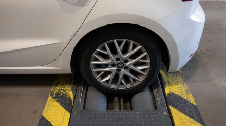 Inspección técnica de ejes, ruedas, frenos y suspensiones de vehículos en la central ITV