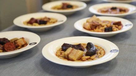 Varios platos de fabada de 'La Cantina de Villalegre'