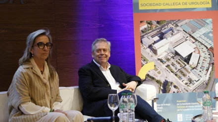 La gerente del Área Sanitaria de Ferrrol con el conselleiro de Sanidade en la sede de Afundación