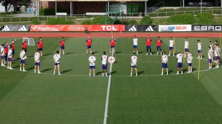 Minuto de silencio en el entrenamiento de España por Manolo el del Bombo y José Ángel de la Casa