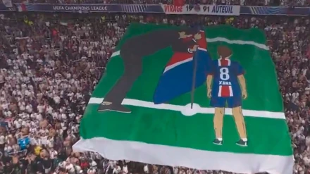 Tifo de la afición del PSG en recuerdo de Xana, la hija fallecida de Luis Enrique
