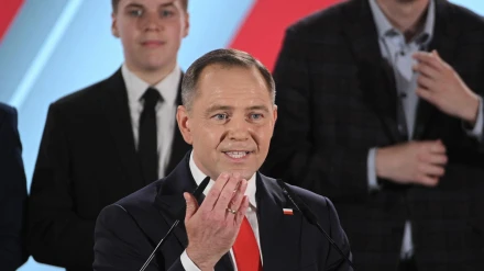 El candidato presidencial polaco Karol Nawrocki reacciona durante la noche de las elecciones presidenciales en Varsovia.