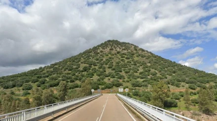 Recorrer la rotonda natural más grande de Europa en el Cerro Masatrigo ofrece una combinación de ingeniería vial y maravilla geológica en un solo destino