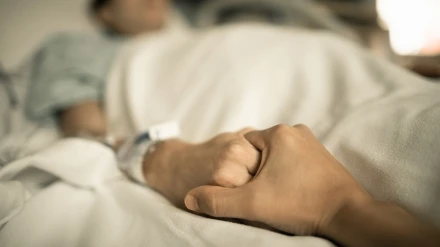 Un pediatra cuida a una niña terminal fuera de su horario laboral y lo que sucede cuando le descubren desata una oleada de indignación