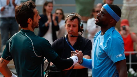 Lorenzo Musetti y Frances Tiafoe se saludaron al término del partido de cuartos de final de Roland Garros