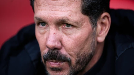 El entrenador del Atlético de Madrid, Diego Pablo Simeone, mira durante el partido de LaLiga EA Sports entre CA Osasuna y Atlético de Madrid.