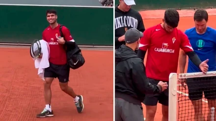 Imágenes del entrenamiento de Carlos Alcaraz en Roland Garros con la camiseta del Real Murcia
