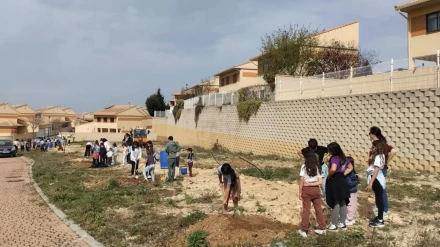 Niños plantando árboles en Bernuy de Porreros