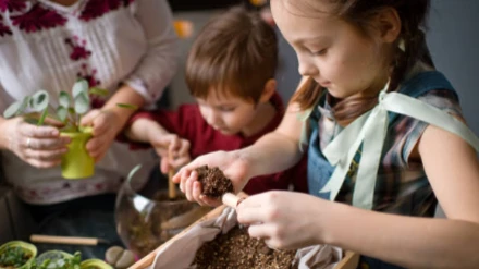 Niños haciendo talleres relacionados con Medio Ambiente y cuidado de la naturaleza