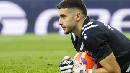El portero del Espanyol Joan García, durante un partido en Cornellá esta temporada.