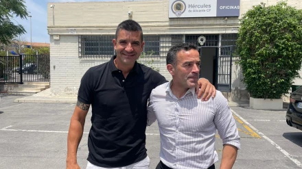 Torrecilla y Paco Peña se abrazan después de terminar la reunión en el Rico Pérez.