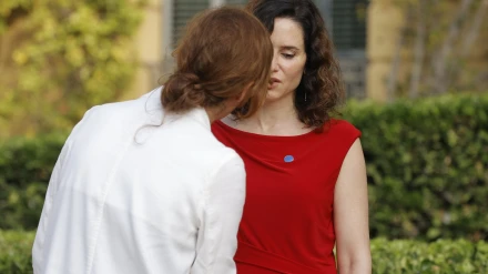 Momento tenso durante el saludo de Díaz Ayuso y la ministra Mónica García