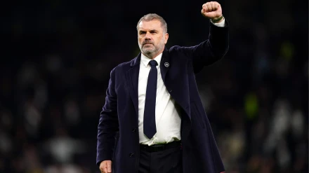 Ange Postecoglou, saludando a la afición del Tottenham
