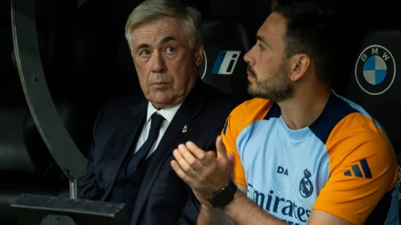 Davide Ancelotti junto a Carlo en el banquillo del Real Madrid