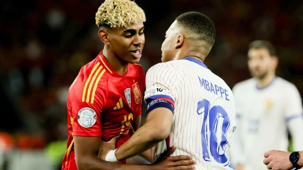 Mbappé saluda a Lamine Yamal durante el partido entre España y Francia de este jueves.
