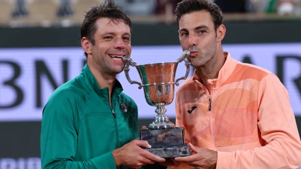 Granollers y Zeballos, con el trofeo de Roland Garros