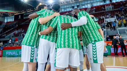 Abrazo del equipo del Betis en la final por el ascenso a la ACB
