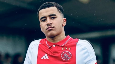 Abdellah Ouazane, con la camiseta del Ajax