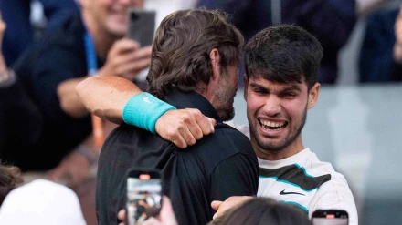 Juan Carlos Ferrero y Carlos Alcaraz se abrazan tras ganar a Sinner la final de Roland Garros