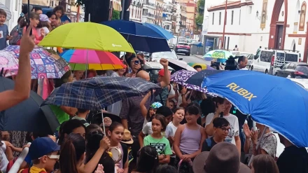 Con bañadores y sombrillas: así protestan en un colegio de Triana con más de cien años de antigüedad