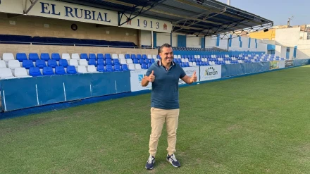 Adrián Hernández, nuevo entrenador del Águilas FC sobre el césped del Rubial.
