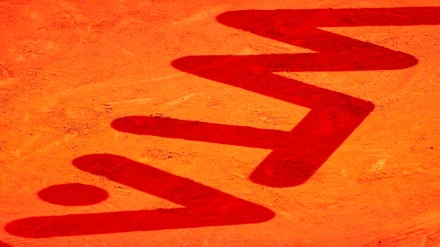 Logo de la WTA sobre una pista de tenis