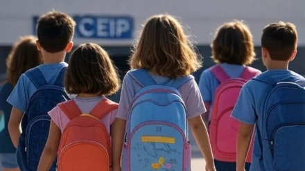 Mientras las temperaturas no dejan de subir y los veranos se adelantan año tras año, miles de niños y niñas en Alicante continúan jugando y aprendiendo en patios escolares sin sombra. La imagen es común: suelos de hormigón, ausencia de árboles o toldos, y niños expuestos al sol durante horas.Ante esta situación, familias, profesorado, estudiantes y ciudadanía organizada han lanzado la campaña “Patios a la sombra: por una Alicante más fresca y segura”, una iniciativa que reclama al Ayuntamiento de Alicante la instalación urgente de estructuras de sombra —como toldos-vela— en los patios de los centros educativos públicos.La campaña se apoya en una evidencia innegable: el cambio climático ya es una realidad cotidiana. Las olas de calor afectan cada vez más a la salud infantil, y el derecho a un entorno educativo seguro se ve vulnerado. “Nuestros hijos merecen espacios seguros para jugar y aprender. No tener sombra es una forma de exclusión y de riesgo”, denuncian los impulsores.El manifiesto de la campaña recuerda que otros municipios, como Elche, ya han actuado con responsabilidad. Alicante, insisten, no puede quedarse atrás. “Si allí se puede, aquí también”, es uno de los lemas más repetidos en las concentraciones previstas para este mes de junio.Una reivindicación con propuestas concretasLa campaña no solo denuncia, también propone. Entre las acciones planificadas destacan:Concentraciones frente a centros escolaresRecogida de firmas, tanto online como presencialTalleres con alumnado y cartelería en los patiosEnvío de solicitudes coordinadas desde los consejos escolaresDifusión de testimonios reales y vídeos en redes sociales con el hashtag #PatisAmbOmbraRuedas de prensa y presencia en medios localesAdemás, en septiembre, coincidiendo con la vuelta al cole, se intensificará la campaña para mantener la presión institucional y social.“No podemos esperar más”Desde la plataforma ciudadana insisten en que las soluciones son viables, económicas y eficaces. Instalar toldos o estructuras provisionales es una medida de bajo coste que puede aplicarse de forma inmediata, mientras se diseñan proyectos de adaptación climática más ambiciosos.El mensaje final es claro:“Los patios escolares deben ser espacios de vida, no de riesgo.Exigimos sombra ya.”